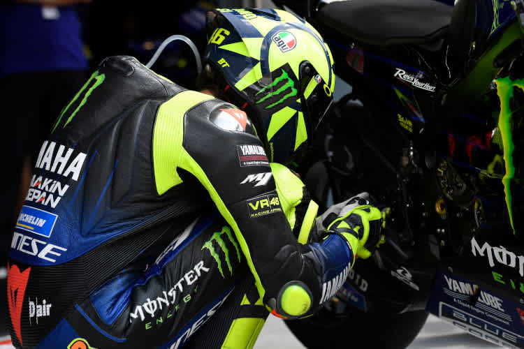 Noch einmal sehen wir 2019 das Startritual von Valentino Rossi