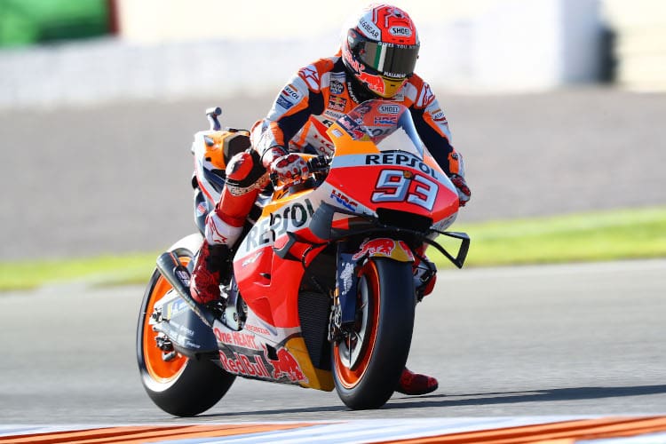 Marc Márquez betätigt die Vorderradbremse mit dem Zeigefinger