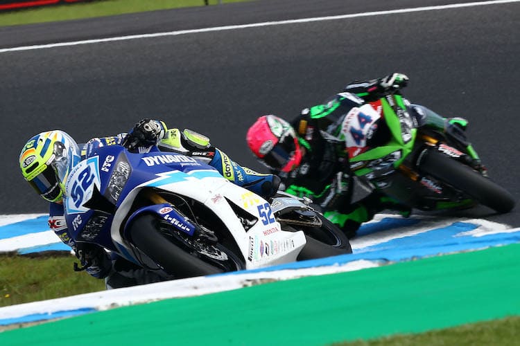 Patrick Hobelsberger, hier vor Top-Fahrer Lucas Mahias (Kawasaki)