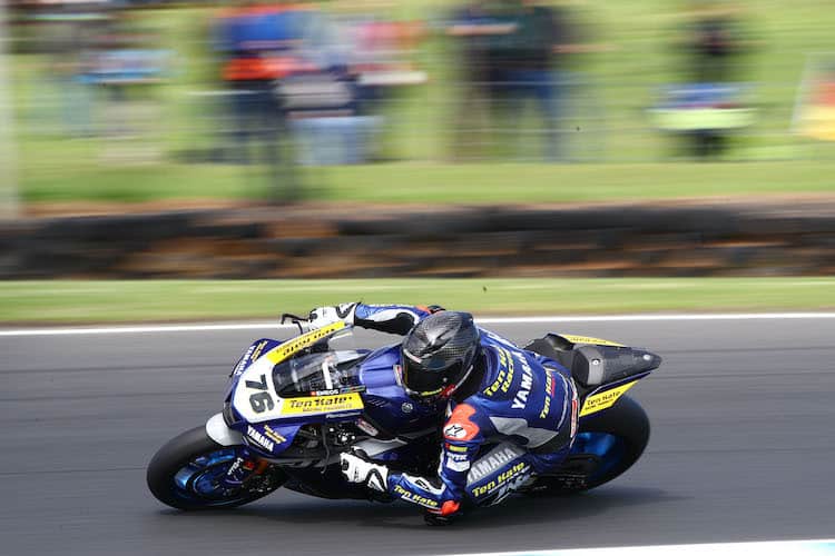 Loris Baz auf seiner Yamaha R1 vom Team Ten Kate