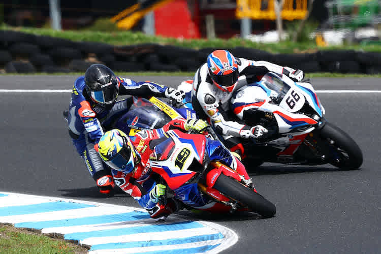 Alvaro Bautista im Kampf mit Tom Sykes und Loris Baz