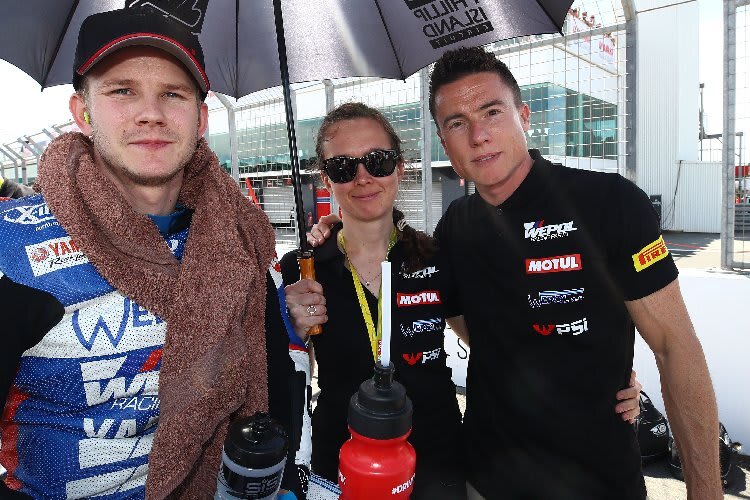 Danny Webb (li) wird bei seinem WM-Comeback von James Toseland unterstützt (re)