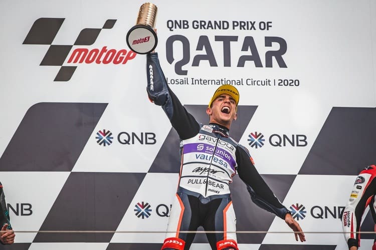 Albert Arenas feiert auf dem Siegerpodest