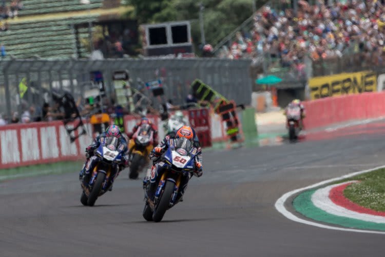 Immer häufiger zu sehen: Michael van der Mark vor seinem Yamaha-Kollegen Alex Lowes