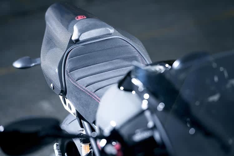 Aufwändig gefertigte Sitzbank aus Wildleder mit roten Nähten