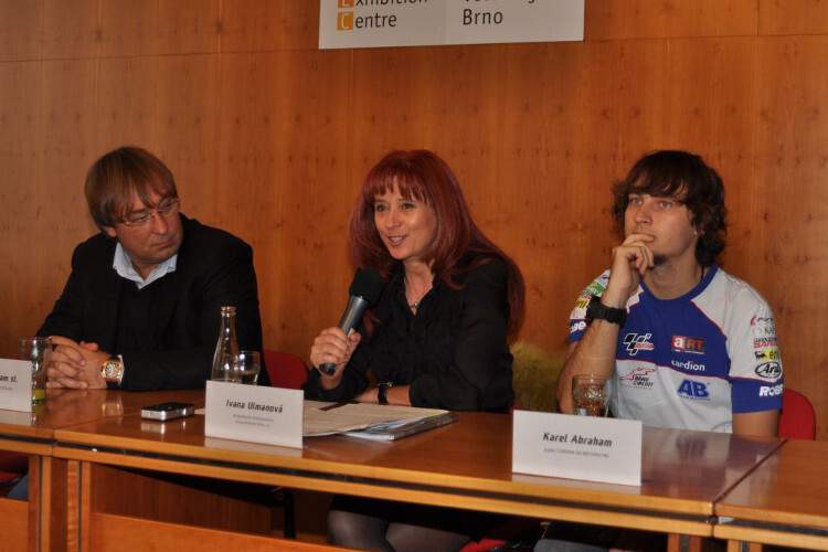 Streckenbesitzer Karel Abraham sr., Rennstreckendirektorin Ivana Ulmanova und MotoGP-Pilot Karel Abraham jr.