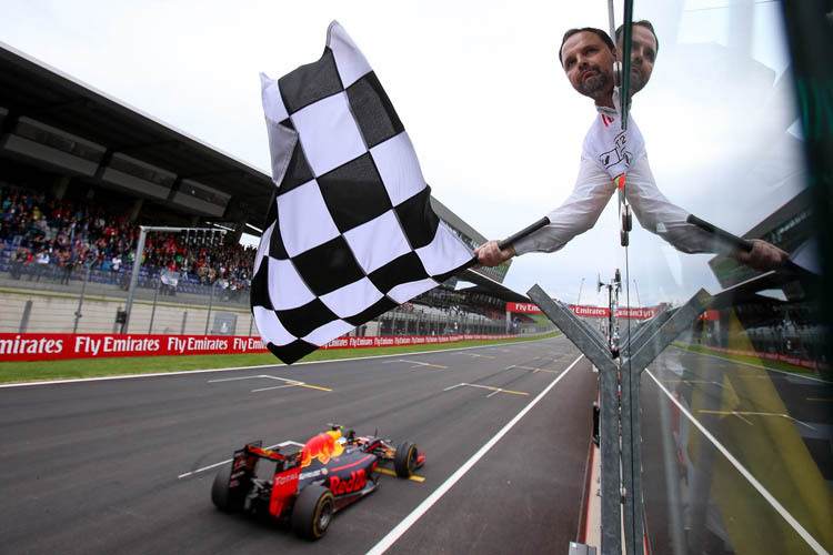 Der Burgenländer Michael Kogelmann, hatte im Rahmen einer Fan-Aktion die Ehre, das Rennen am Zielturm mit der «Chequered Flag» zu beenden