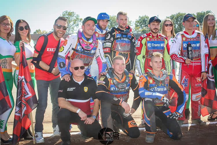 Das starke Team des AC Landshut: Vorne links kniend Teamchef Klaus Zwerschina