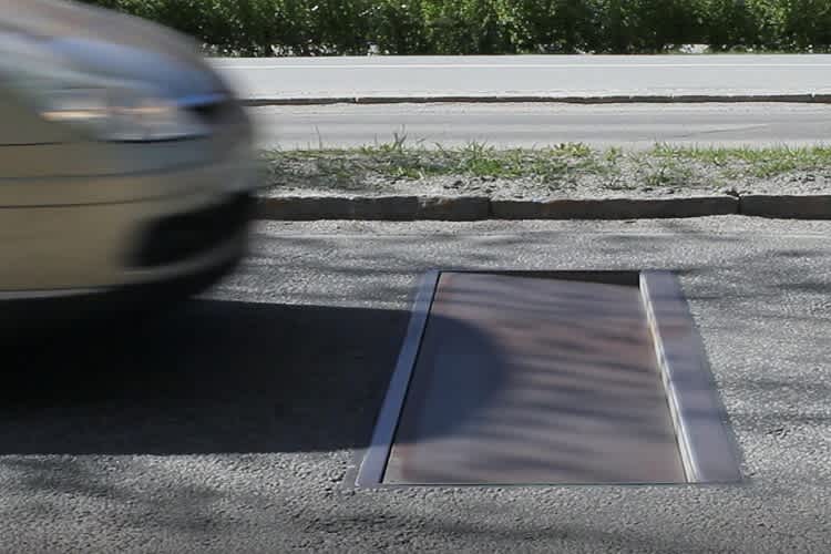 Actibump: 60 mm hohe Metallkante gegen so genannte Raser - an Zweiradfahrer wurde nicht gedacht 