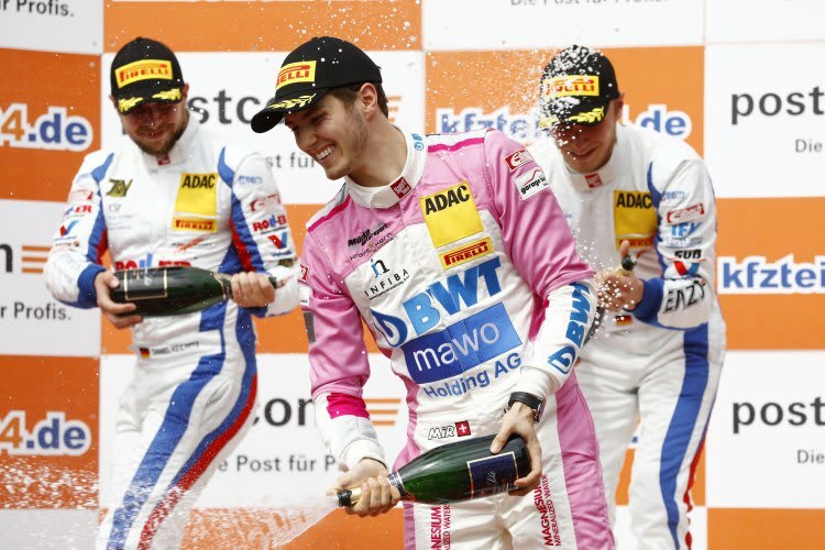 Jeffrey Schmidt konnte beim Sieg im ADAC GT Masters in Most richtig jubeln