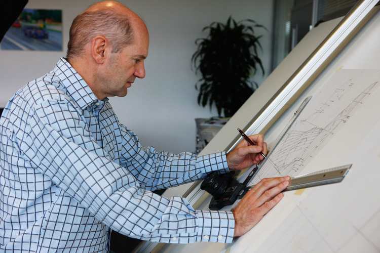 Adrian Newey bei der Arbeit an einem seiner Renner