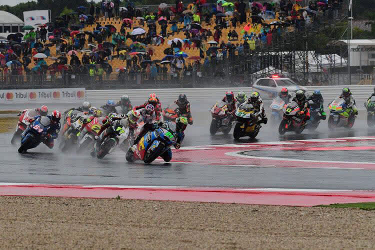 Dominique Aegerter lag zu Beginn noch hinter Franco Morbidelli, der später stürzte  