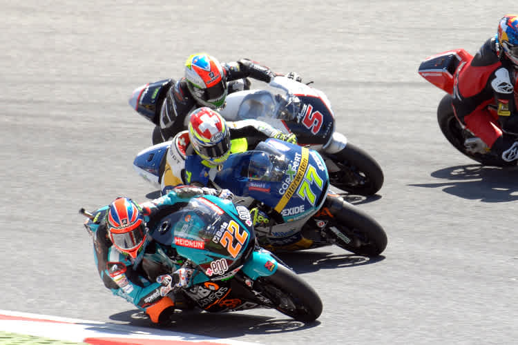 Turbulenter Start: Lowes (22), Aegerter (77) und Zarco (5)