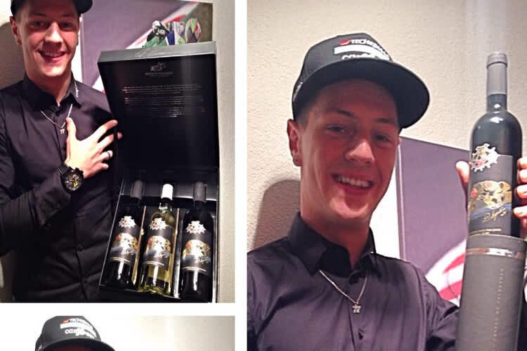 Dominique Aegerter mit dem nach ihm benannten Wein