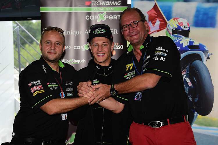 Dominique Aegerter (Mitte) ist sich mit dem Team Technomag CarXpert einig