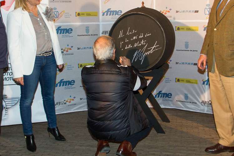 Giacomo Agostini bedankte sich mit einer Unterschrift auf einem Sherry-Fass