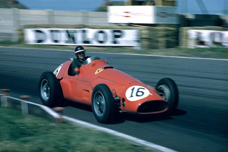 Mike Hawthorn 1955 mit seinem Ferrari in Aintree
