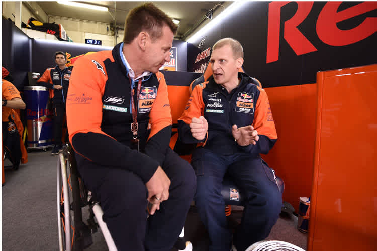 KTM-Rennchef Pit Beirer mit Aki Ajo