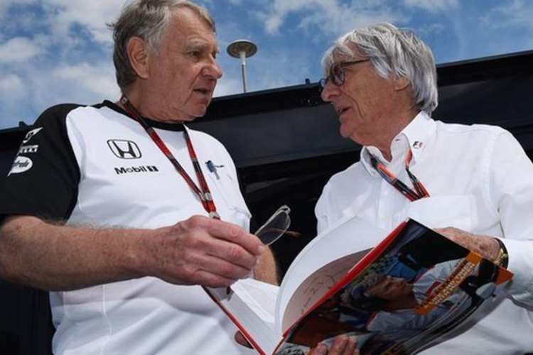 Tyler Alexander (links) zeigte Bernie Ecclestone im Juli sein neues Buch