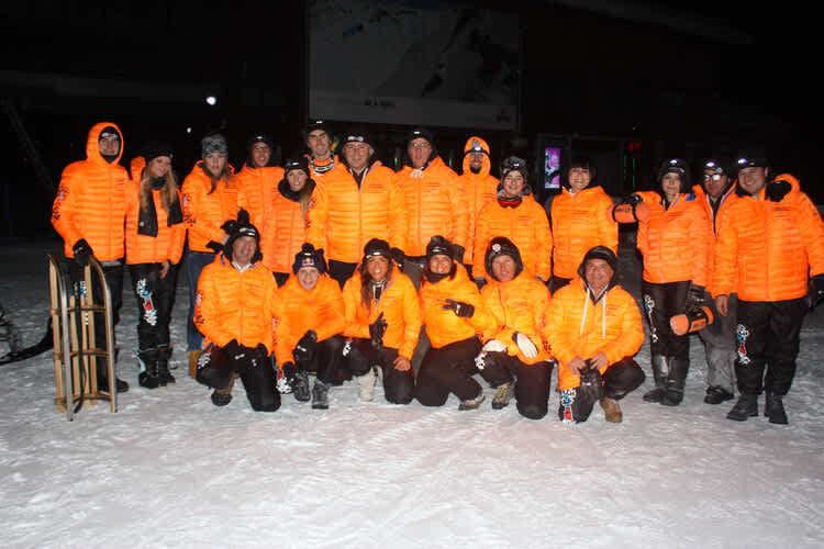 «Team Forward & Friends» steht auf den dicken Winterjacken der Open-Yamaha-Mannschaft