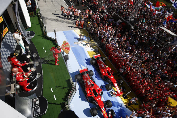 Oben die Feier auf dem Podium, unten Alonso im Liegestuhl