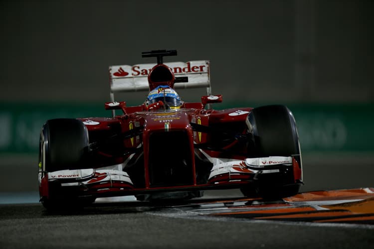 Fernando Alonso fährt in die Nacht von Abu Dhabi