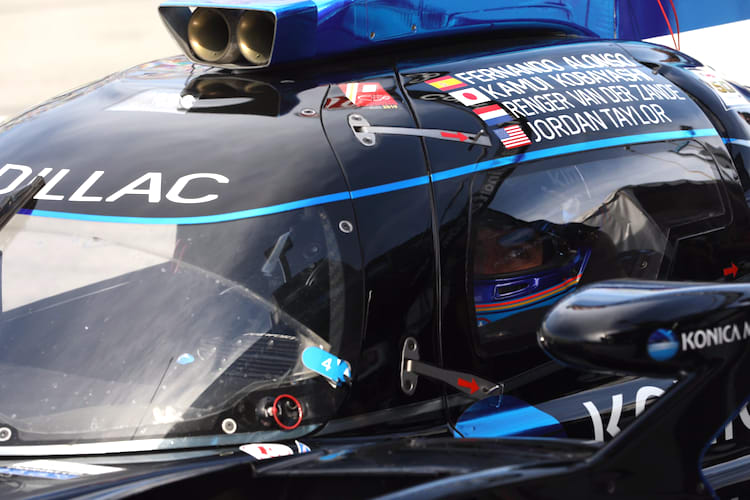 Alonso in seinem Cadillac