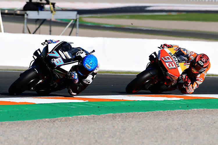 Alex Márquez vor seinem Teamkollegen Marc Márquez