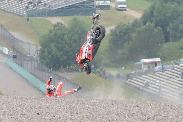 Eines der Sturzopfer 2013 in der Kurve 11 des Sachsenrings: Andrea Dovizioso