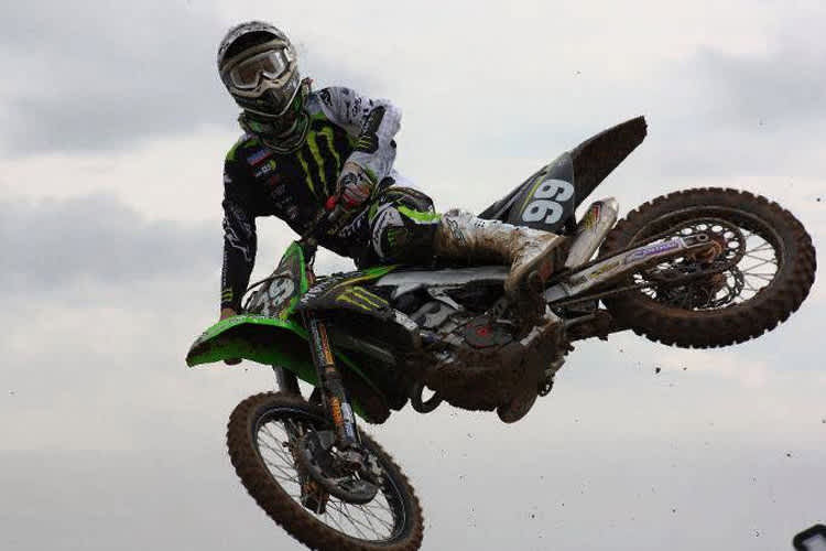 Max Anstie gewinnt den ersten Lauf in Kegums