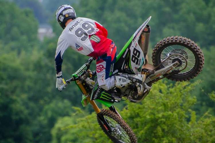 Max Anstie gewinnt den ersten MX2-Lauf von Loket