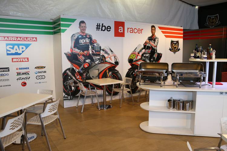 Die Aprilia-Gresini-Hospitality: Stefan Bradl seit Freitag übermannsgross neben Alvaró Bautista