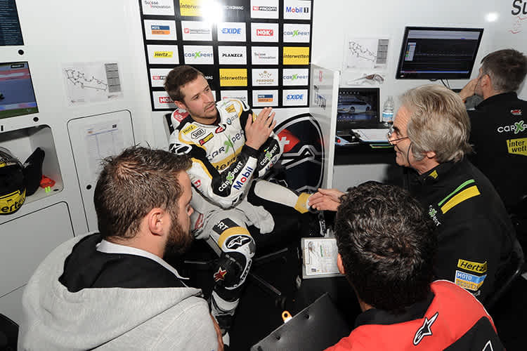 Tom Lüthi mit Crew-Chief Gilles Bigot