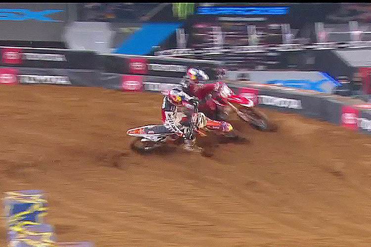 Webb greift Roczen in der letzten Rechtskehre vor dem Ziel an und schiebt den Deutschen dabei fast von der Strecke