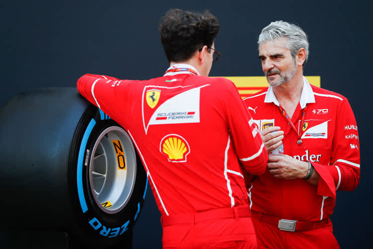 Maurizio Arrivabene von Ferrari mit Toto Wolff von Mercedes