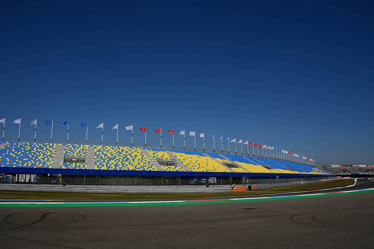 Die Start-Ziel-Gerade schmücken nun neue Tribünen