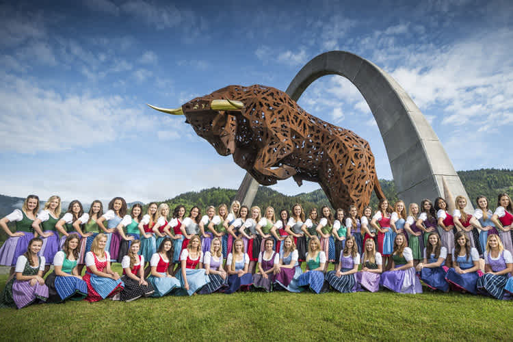 Die Formula Unas vor dem Wahrzeichen des Red Bull Ring, dem Stier