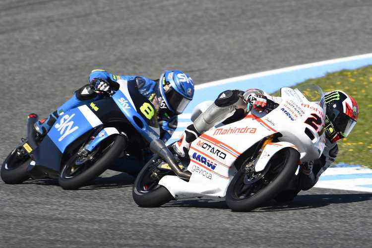 Das Rennen in Jerez: Mahindra-Werkspilot Francesco Bagnaia kämpft gegen Bulega (KTM) um Platz 2