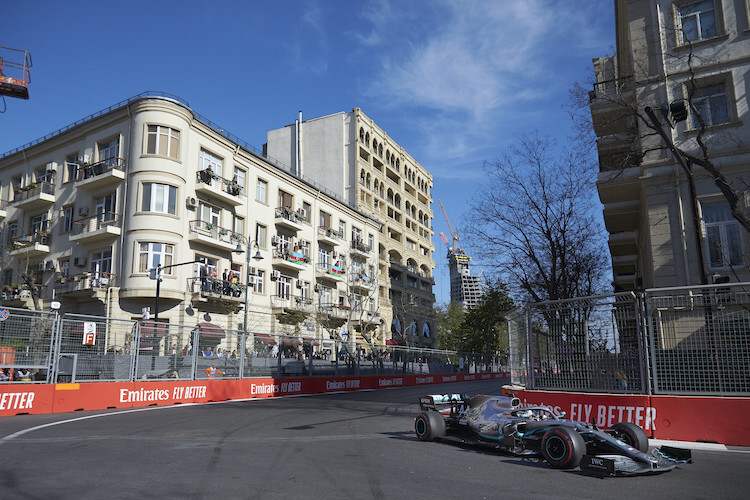 Daniel Ricciardo und Max Verstappen gucken sich die Baku-Strecke an