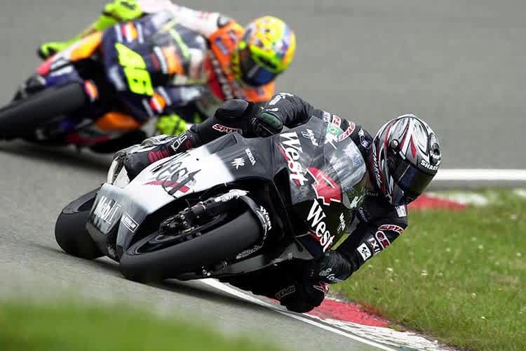 2002: Alex Barros vor Valentino Rossi