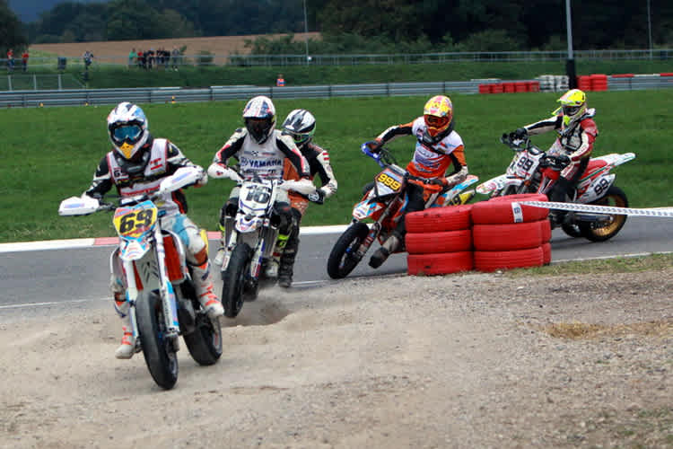 Rudi Bauer (69) vor dem neuen Meister Tomas Travnicek (16)