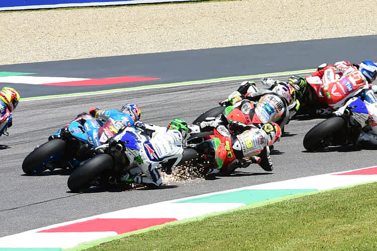 Erste Runde, 1. Kurve in Mugello: Bei Bautista sprühen die Funken; Bradl entkommt vor ihm knapp, Miller (blaues Leder) gerät in Gefahr, Laverty (weisses Leder) dahinter