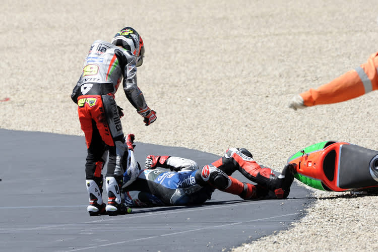 Erste Kurve, erste Runde: Alvaró Bautista kümmert sich um den verletzten Loris Baz