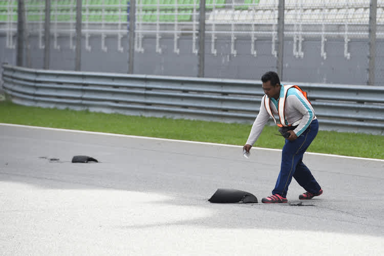 Nach dem Crash: Es werden die Überreste von der Strecke entfernt