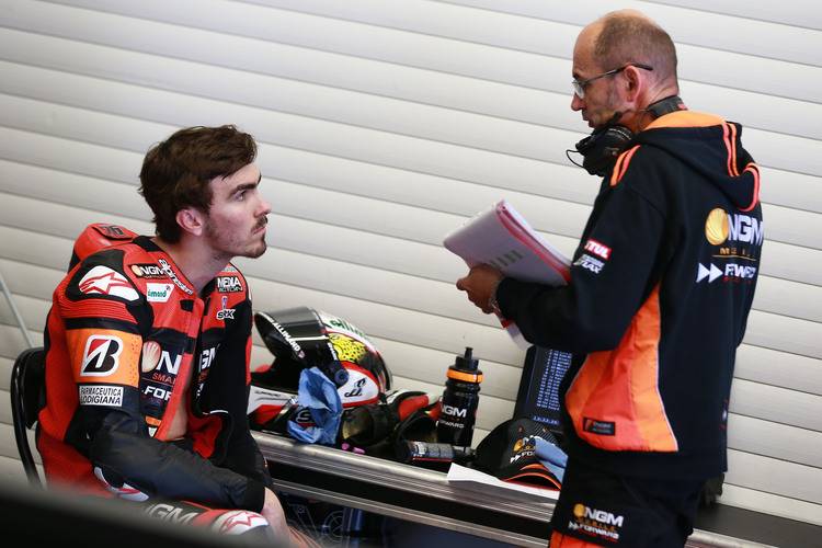 Der 1,93 Meter große Loris Baz arbeitete an seiner Sitzposition