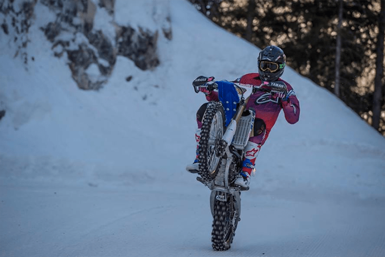 Loris Baz tobt sich derzeit im Schnee aus