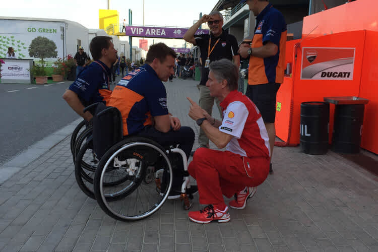 Pit Beirer in Katar in Gespräch mit Ducati-Sportdirektor Paolo Ciabatti