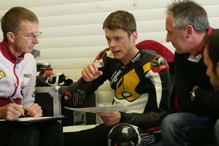 Tito Rabat im neuen MarcVDS-Umfeld mit Crew-Chief Pete Benson (li.) und Teamchef Michael Bartholemy (re.)