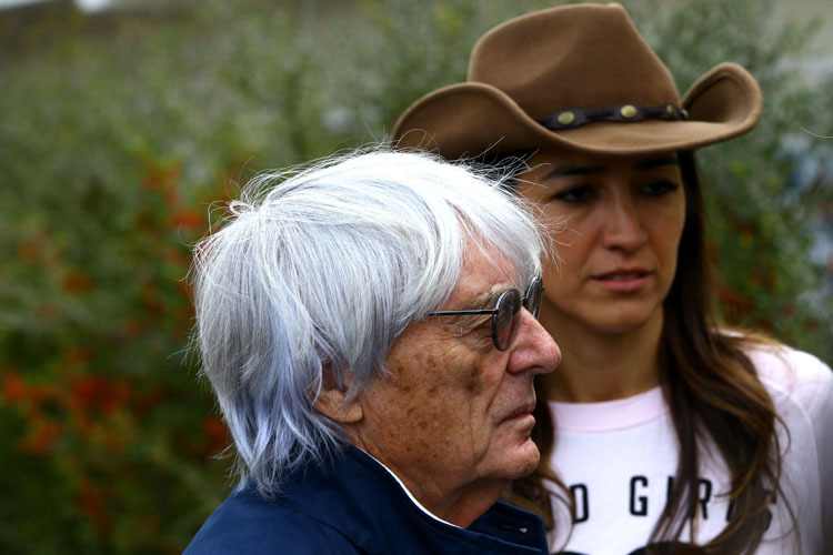 Bernie Ecclestone überreichte im Fahrerlager von Austin die «Bernie Ecclestone World Champions Trophy»