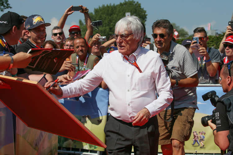 Auch Bernie Ecclestone verteilte auf dem roten Teppich Autogramme